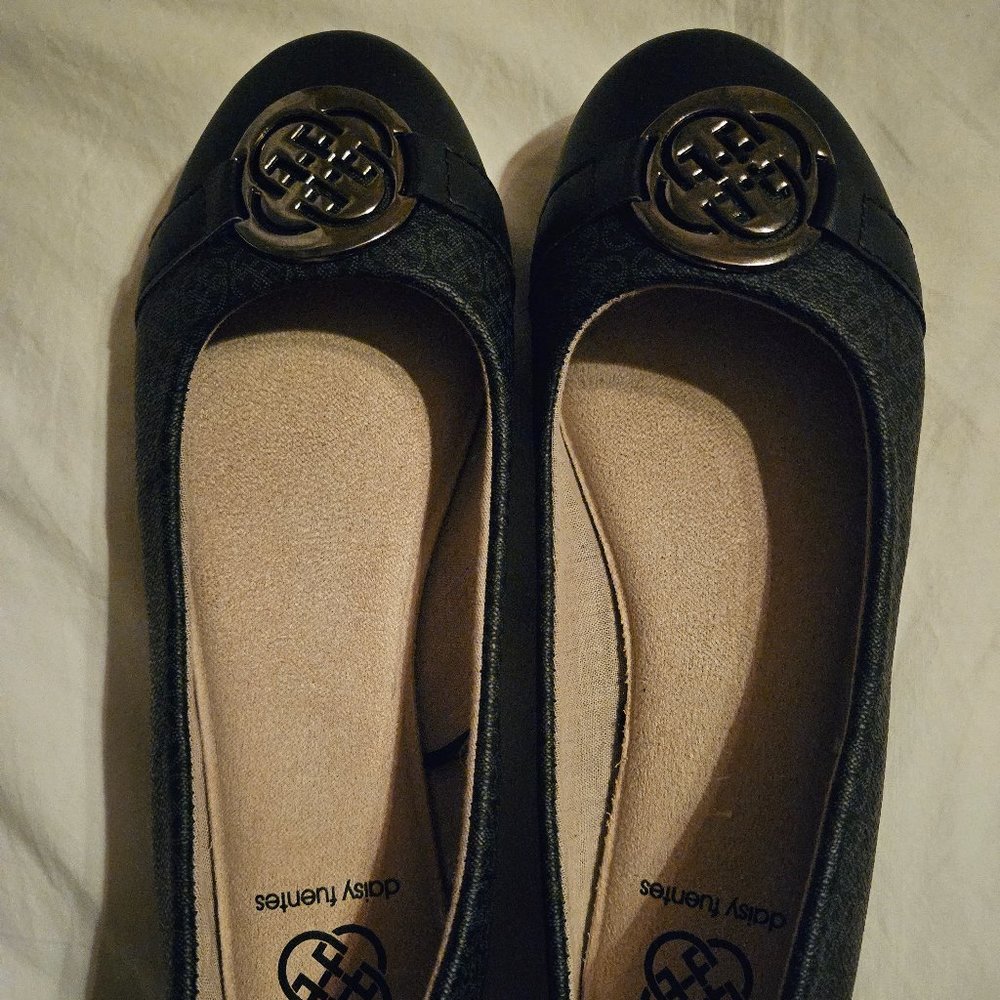 Daisy Fuentes Shoes 7.5W NEW Black/Gray Signature Print